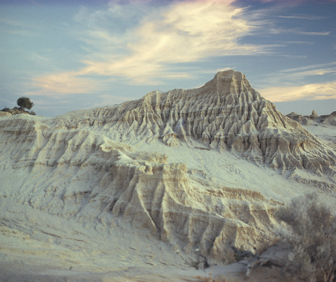 The Walls of China, dramatic formations sculpted by wind and erosion, in Mungo National Park